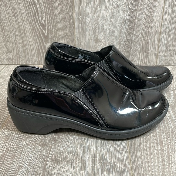 Clarks Grasp Chime Clogs Black Patent Slip Resistant Work Shoes 8M - Picture 1 of 15